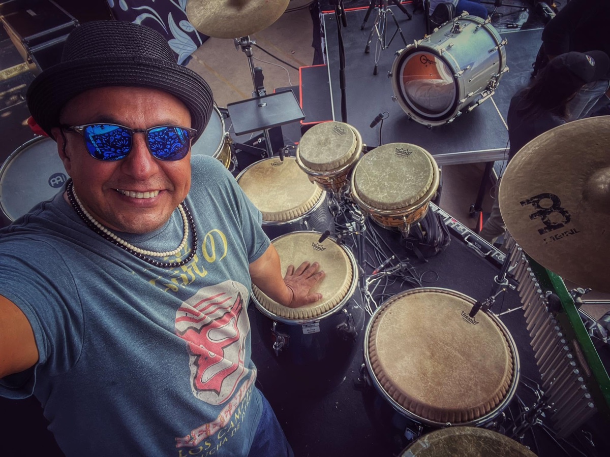 Armando Montiel rodeado de sus instrumentos