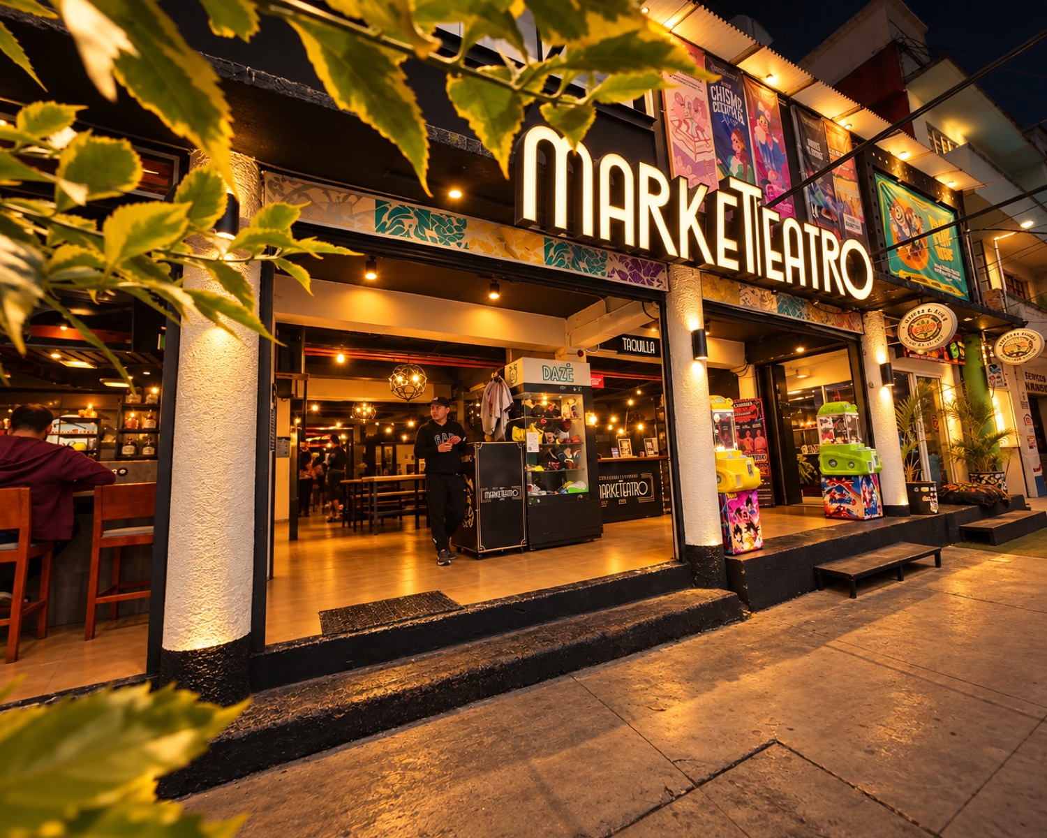 Fachada de Marketeatro en la Roma Norte